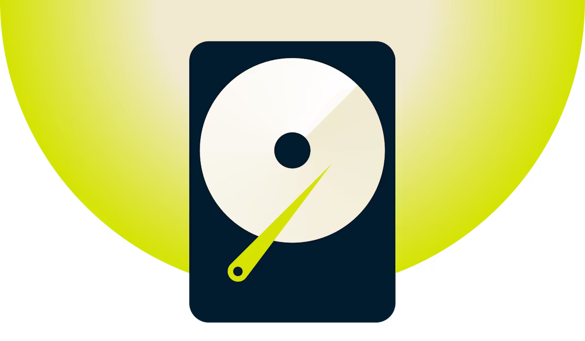 Hånd holder en VPN-harddisk over en søppelkasse. TrustedServer fjerner harddisker fra bildet.